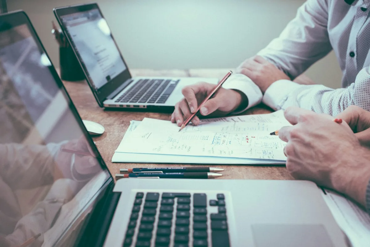 Documents et analyses autour d’une table de travail