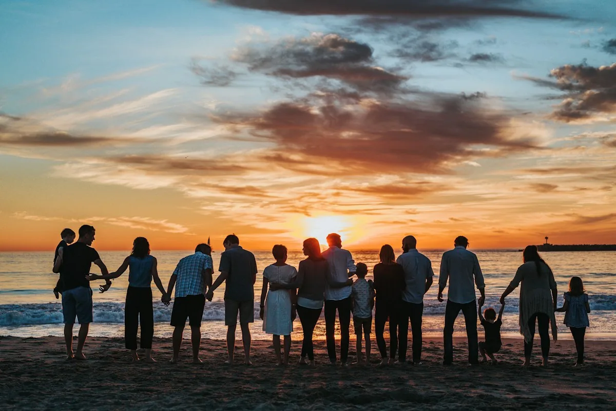 Une famille partage un moment en plein air